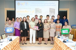 ร่วมพิธีส่งมอบสื่อเพื่อการประชาสัมพันธ์แหล่งเรียนรู้และท่องเที่ยวเชิงสร้างสรรค์บนฐานนวัตกรรมอย่างยั่งยืน