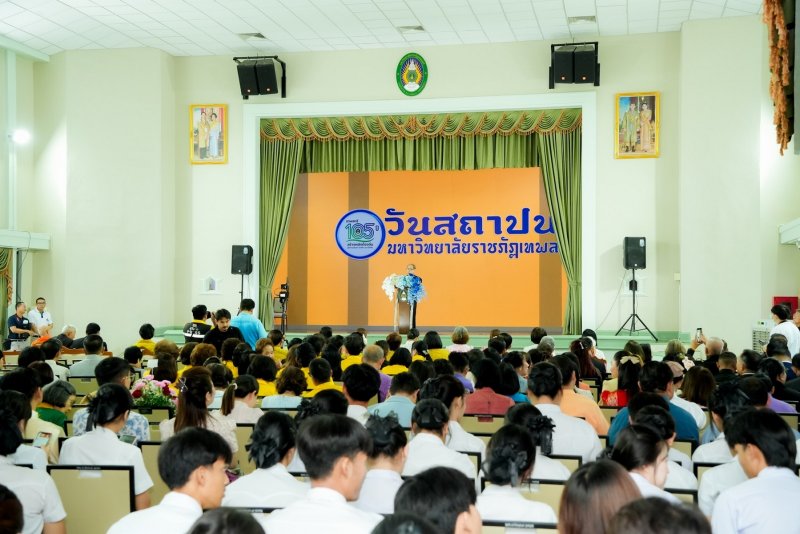 ร่วมพิธีมอบรางวัลเพชรเทพสตรีและพิธีมอบรางวัลมูลนิธิ รศ.สุรพันธ์ ยันต์ทอง