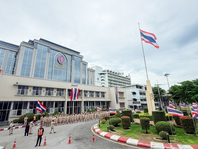 ร่วมพิธีวันพระราชทานธงชาติไทย