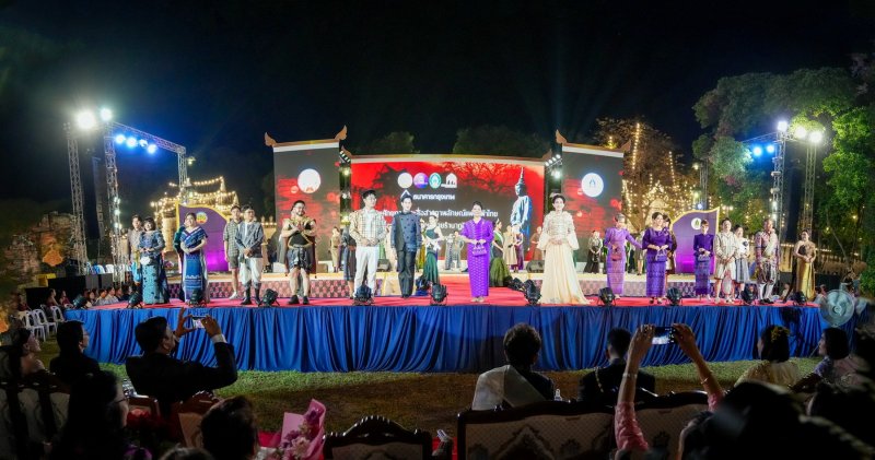 ร่วมพิธีเปิดและเดินแบบแฟชั่นโชว์กิจกรรมการแสดงศักยภาพและสื่อสารภาพลักษณ์แฟชั่นผ้าไทย