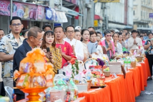 ร่วมพิธีทำบุญตักบาตรวันขึ้นปีใหม่ พ.ศ. 2568