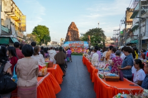 ร่วมพิธีทำบุญตักบาตรวันขึ้นปีใหม่ พ.ศ. 2568