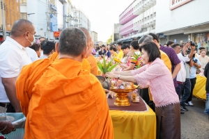 ร่วมพิธีทำบุญตักบาตรวันขึ้นปีใหม่ พ.ศ. 2568