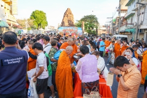 ร่วมพิธีทำบุญตักบาตรวันขึ้นปีใหม่ พ.ศ. 2568