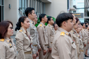 ร่วมพิธีวันพระราชทานธงชาติไทย