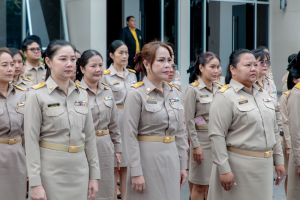 ร่วมพิธีวันพระราชทานธงชาติไทย