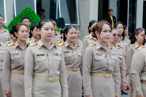 ร่วมพิธีวันพระราชทานธงชาติไทย