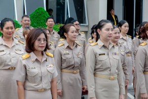 ร่วมพิธีวันพระราชทานธงชาติไทย