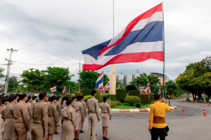 ร่วมพิธีวันพระราชทานธงชาติไทย