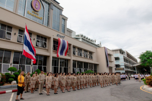 ร่วมพิธีวันพระราชทานธงชาติไทย