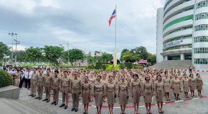 ร่วมพิธีวันพระราชทานธงชาติไทย