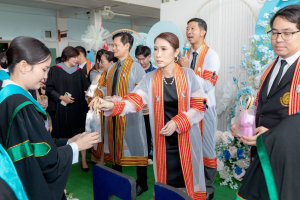 กิจกรรมแสดงความยินดีและมอบของที่ระลึกให้กับบัณฑิต และมหาบัณฑิตคณะครุศาสตร์