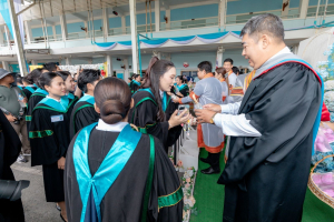 กิจกรรมแสดงความยินดีและมอบของที่ระลึกให้กับบัณฑิต และมหาบัณฑิตคณะครุศาสตร์