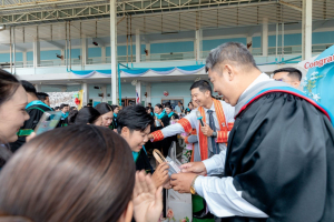 กิจกรรมแสดงความยินดีและมอบของที่ระลึกให้กับบัณฑิต และมหาบัณฑิตคณะครุศาสตร์