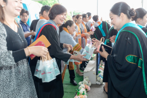 กิจกรรมแสดงความยินดีและมอบของที่ระลึกให้กับบัณฑิต และมหาบัณฑิตคณะครุศาสตร์