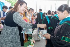 กิจกรรมแสดงความยินดีและมอบของที่ระลึกให้กับบัณฑิต และมหาบัณฑิตคณะครุศาสตร์