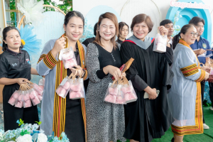 กิจกรรมแสดงความยินดีและมอบของที่ระลึกให้กับบัณฑิต และมหาบัณฑิตคณะครุศาสตร์