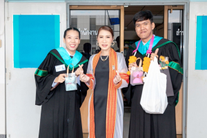 กิจกรรมแสดงความยินดีและมอบของที่ระลึกให้กับบัณฑิต และมหาบัณฑิตคณะครุศาสตร์
