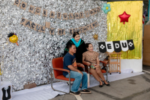 กิจกรรมแสดงความยินดีและมอบของที่ระลึกให้กับบัณฑิต และมหาบัณฑิตคณะครุศาสตร์