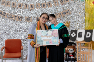 กิจกรรมแสดงความยินดีและมอบของที่ระลึกให้กับบัณฑิต และมหาบัณฑิตคณะครุศาสตร์