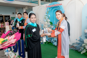 กิจกรรมแสดงความยินดีและมอบของที่ระลึกให้กับบัณฑิต และมหาบัณฑิตคณะครุศาสตร์