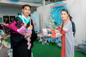 กิจกรรมแสดงความยินดีและมอบของที่ระลึกให้กับบัณฑิต และมหาบัณฑิตคณะครุศาสตร์
