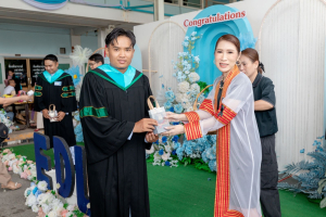 กิจกรรมแสดงความยินดีและมอบของที่ระลึกให้กับบัณฑิต และมหาบัณฑิตคณะครุศาสตร์