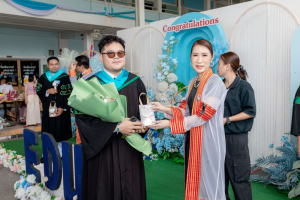 กิจกรรมแสดงความยินดีและมอบของที่ระลึกให้กับบัณฑิต และมหาบัณฑิตคณะครุศาสตร์