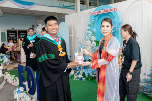 กิจกรรมแสดงความยินดีและมอบของที่ระลึกให้กับบัณฑิต และมหาบัณฑิตคณะครุศาสตร์