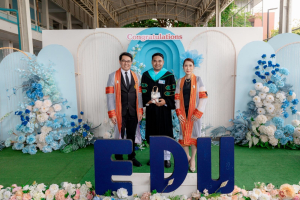 กิจกรรมแสดงความยินดีและมอบของที่ระลึกให้กับบัณฑิต และมหาบัณฑิตคณะครุศาสตร์