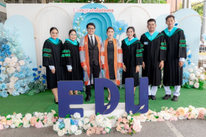 กิจกรรมแสดงความยินดีและมอบของที่ระลึกให้กับบัณฑิต และมหาบัณฑิตคณะครุศาสตร์