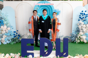 กิจกรรมแสดงความยินดีและมอบของที่ระลึกให้กับบัณฑิต และมหาบัณฑิตคณะครุศาสตร์