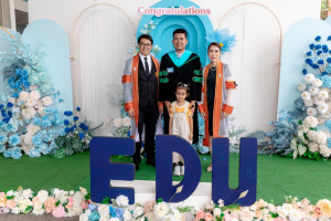 กิจกรรมแสดงความยินดีและมอบของที่ระลึกให้กับบัณฑิต และมหาบัณฑิตคณะครุศาสตร์