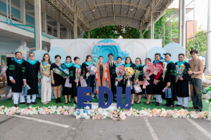 กิจกรรมแสดงความยินดีและมอบของที่ระลึกให้กับบัณฑิต และมหาบัณฑิตคณะครุศาสตร์