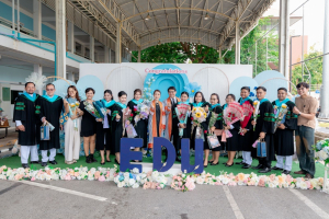 กิจกรรมแสดงความยินดีและมอบของที่ระลึกให้กับบัณฑิต และมหาบัณฑิตคณะครุศาสตร์