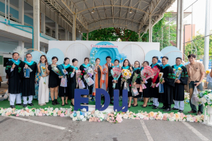 กิจกรรมแสดงความยินดีและมอบของที่ระลึกให้กับบัณฑิต และมหาบัณฑิตคณะครุศาสตร์