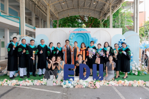 กิจกรรมแสดงความยินดีและมอบของที่ระลึกให้กับบัณฑิต และมหาบัณฑิตคณะครุศาสตร์