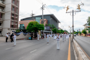 ร่วมให้กำลังใจขบวนแห่กระทงของมหาวิทยาลัยราชภัฏเทพสตรี ในงานประเพณีลอยกระทงย้อนยุค ประจำปี 2568