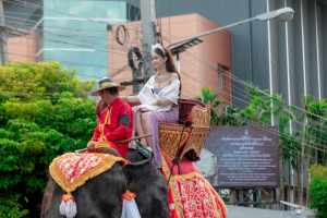 ร่วมให้กำลังใจขบวนแห่กระทงของมหาวิทยาลัยราชภัฏเทพสตรี ในงานประเพณีลอยกระทงย้อนยุค ประจำปี 2568