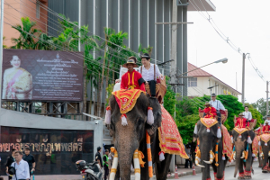 ร่วมให้กำลังใจขบวนแห่กระทงของมหาวิทยาลัยราชภัฏเทพสตรี ในงานประเพณีลอยกระทงย้อนยุค ประจำปี 2568