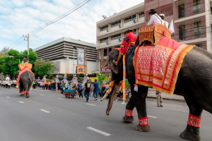 ร่วมให้กำลังใจขบวนแห่กระทงของมหาวิทยาลัยราชภัฏเทพสตรี ในงานประเพณีลอยกระทงย้อนยุค ประจำปี 2568