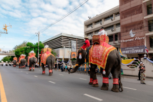 ร่วมให้กำลังใจขบวนแห่กระทงของมหาวิทยาลัยราชภัฏเทพสตรี ในงานประเพณีลอยกระทงย้อนยุค ประจำปี 2568