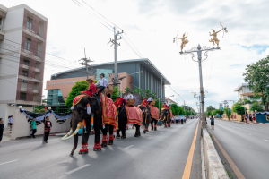 ร่วมให้กำลังใจขบวนแห่กระทงของมหาวิทยาลัยราชภัฏเทพสตรี ในงานประเพณีลอยกระทงย้อนยุค ประจำปี 2568