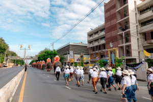 ร่วมให้กำลังใจขบวนแห่กระทงของมหาวิทยาลัยราชภัฏเทพสตรี ในงานประเพณีลอยกระทงย้อนยุค ประจำปี 2568