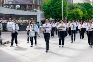 ร่วมให้กำลังใจขบวนแห่กระทงของมหาวิทยาลัยราชภัฏเทพสตรี ในงานประเพณีลอยกระทงย้อนยุค ประจำปี 2568