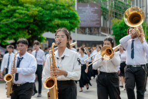 ร่วมให้กำลังใจขบวนแห่กระทงของมหาวิทยาลัยราชภัฏเทพสตรี ในงานประเพณีลอยกระทงย้อนยุค ประจำปี 2568