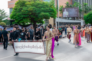 ร่วมให้กำลังใจขบวนแห่กระทงของมหาวิทยาลัยราชภัฏเทพสตรี ในงานประเพณีลอยกระทงย้อนยุค ประจำปี 2568