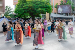 ร่วมให้กำลังใจขบวนแห่กระทงของมหาวิทยาลัยราชภัฏเทพสตรี ในงานประเพณีลอยกระทงย้อนยุค ประจำปี 2568