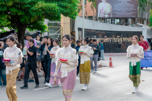 ร่วมให้กำลังใจขบวนแห่กระทงของมหาวิทยาลัยราชภัฏเทพสตรี ในงานประเพณีลอยกระทงย้อนยุค ประจำปี 2568