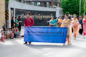 ร่วมให้กำลังใจขบวนแห่กระทงของมหาวิทยาลัยราชภัฏเทพสตรี ในงานประเพณีลอยกระทงย้อนยุค ประจำปี 2568